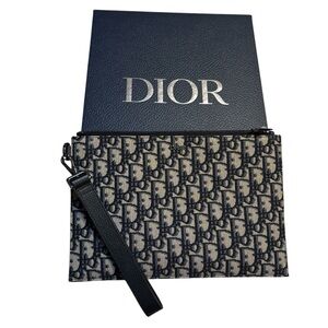 NEW Dior Essentials A5 POUCH
Beige and Black Dior Oblique Jacquard Wrist Strap